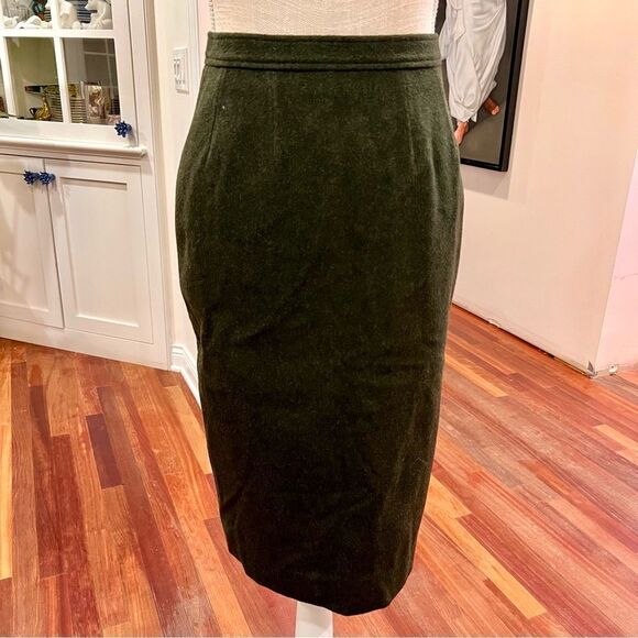 Elegant Chanel Forest Green Pencil Skirt - Picture 2 of 5